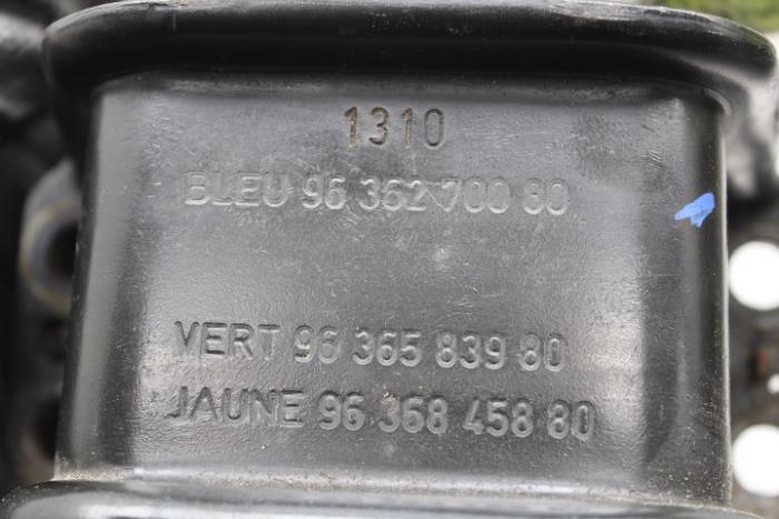 Soporte de motor de un Peugeot 5008 I (0A/0E) 1.6 THP 16V 2011