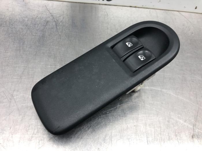 Electric window switch Renault Clio III 1.2 16V 75 8200214945