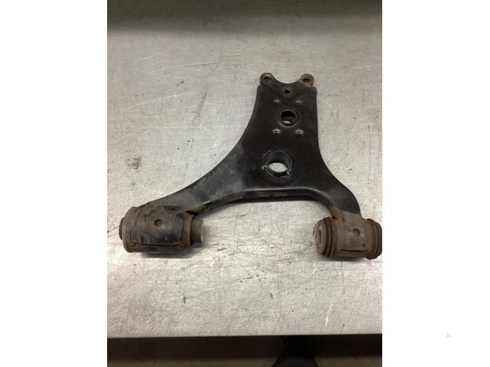 Front lower wishbone, left from a Mercedes-Benz B (W245,242) 1.7 B-170 16V 2005