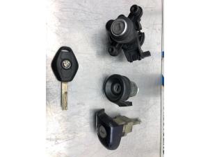 Used Set of cylinder locks (complete) BMW 3 serie (E46/2) 325 Ci 24V Price € 100,00 Margin scheme offered by Gebr Opdam B.V.