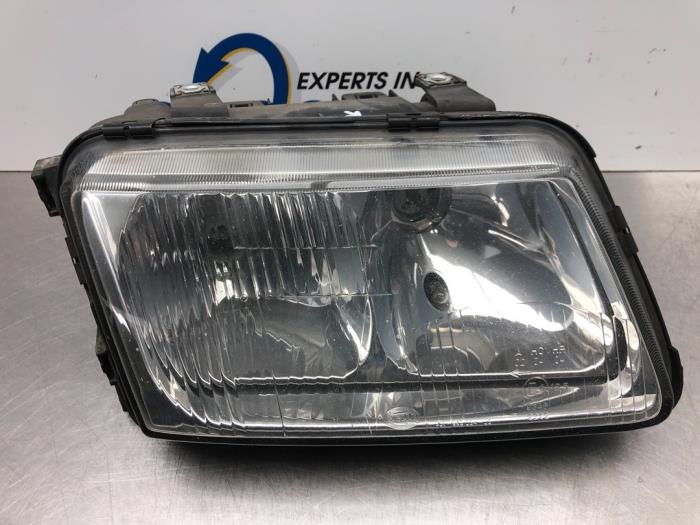 Używane Reflektor prawy Audi A3 (8L1) 1.8 20V Turbo Cena € 34,00 Procedura marży oferowane przez Gebr Opdam B.V.