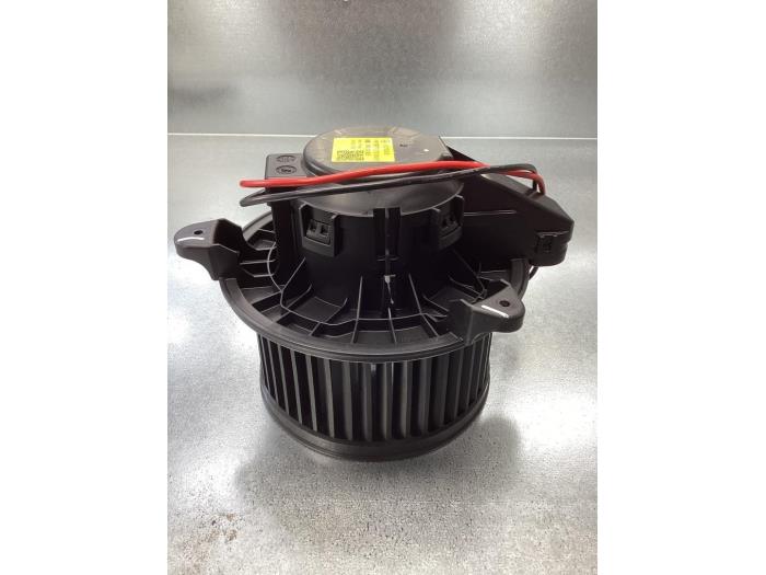 Motor de ventilador de calefactor de un Mercedes-Benz CLA (118.3) 1.5 CLA-180d 2019