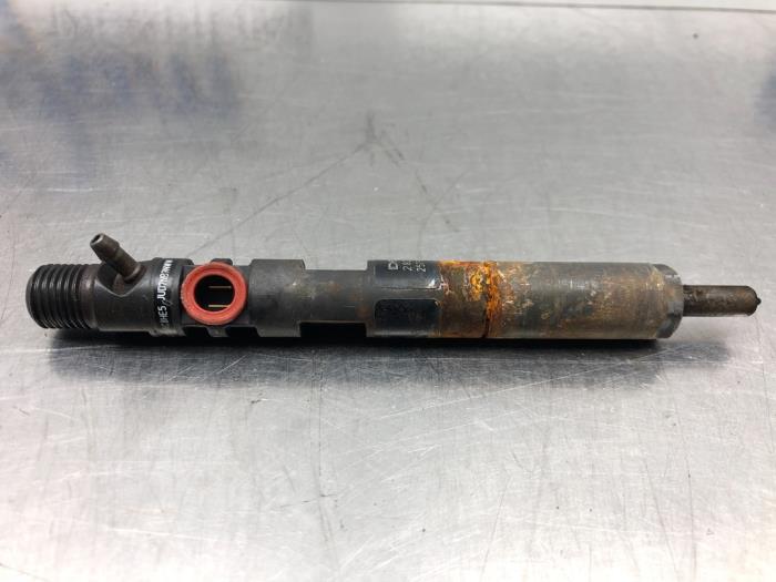 Usagé Injecteurs Renault Clio III (BR/CR) 1.5 dCi FAP Prix € 85,00 Règlement à la marge proposé par Gebr Opdam B.V.