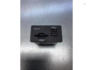 Używane Zlacze AUX/USB Ford Transit Connect (PJ2) 1.6 TDCi 16V 95 Cena € 25,00 Procedura marży oferowane przez Gebr Opdam B.V.