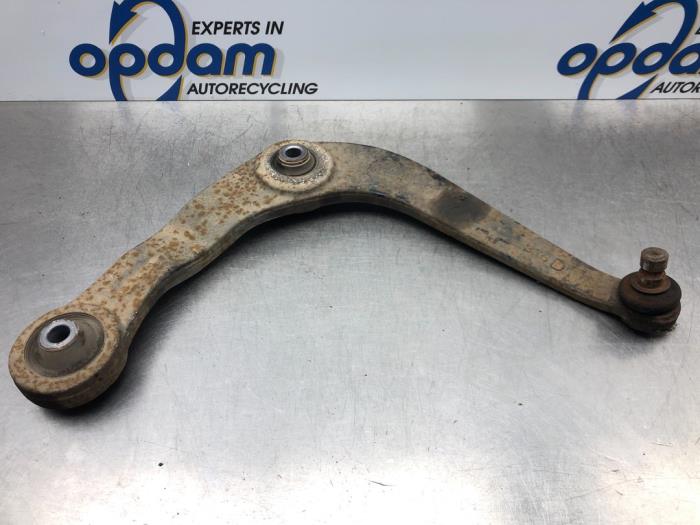 Front lower wishbone, right from a Peugeot 206+ (2L/M) 1.4 XS 2012