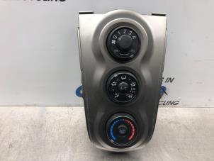 Usados Panel de control de calefacción Toyota Yaris II (P9) 1.0 12V VVT-i Precio € 35,00 Norma de margen ofrecido por Gebr Opdam B.V.