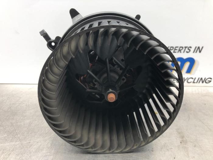 Heating and ventilation fan motor from a MINI Mini (R56) 1.4 16V One 2009