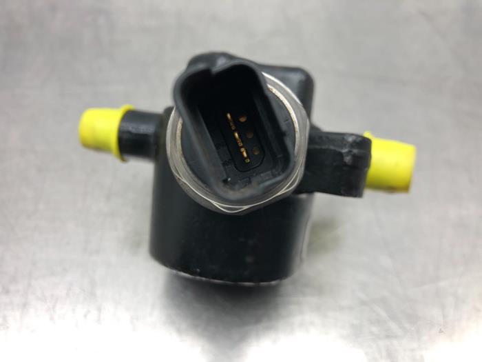 Fuel pressure sensor from a Ford Transit Connect 1.8 TDCi 110 2008