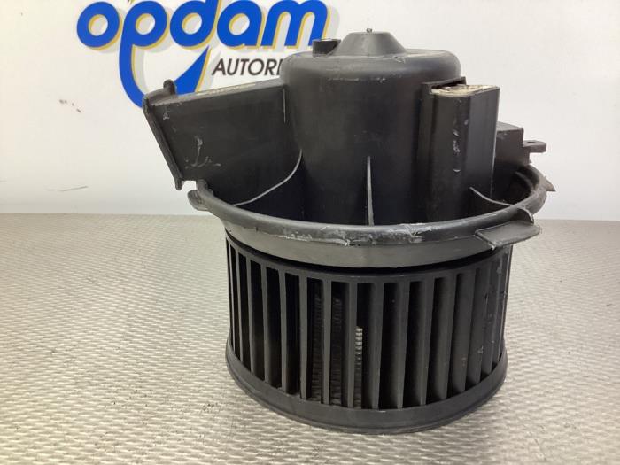 Heating and ventilation fan motor from a Citroën Xsara Picasso (CH) 1.8 16V 2002
