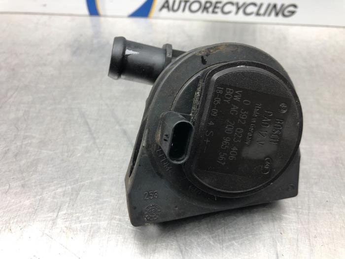 Begagnade Extra vattenpump Volkswagen Polo V (6R) 1.0 TSI 12V BlueMotion Pris € 30,00 Marginaltabell erbjuds av Gebr Opdam B.V.