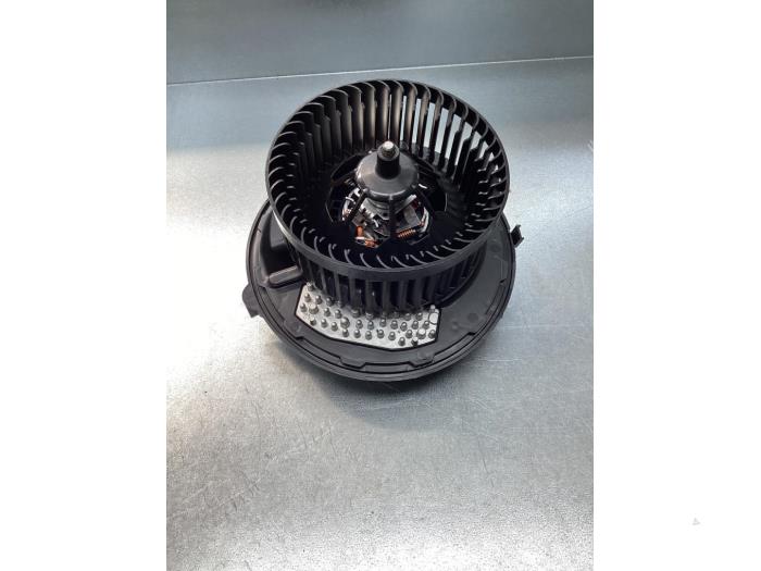 Heating and ventilation fan motor from a Audi A3 Limousine (8YS) 1.5 35 TFSI 16V Mild Hybrid 2021