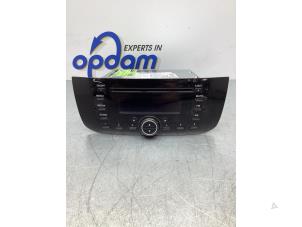 Używane Radioodtwarzacz CD Fiat Punto Evo (199) 1.3 JTD Multijet 85 16V Euro 5 Cena € 75,00 Procedura marży oferowane przez Gebr Opdam B.V.