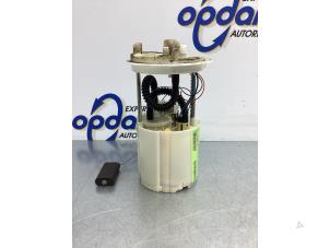 Usados Bomba de gasolina Opel Corsa D 1.4 16V Twinport Precio € 40,00 Norma de margen ofrecido por Gebr Opdam B.V.