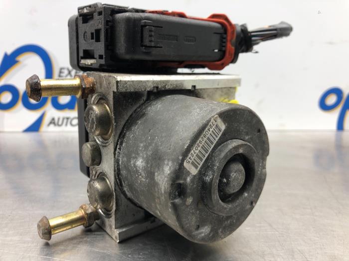 Usagé Pompe ABS Mitsubishi Grandis (NA) 2.4 16V MIVEC Prix € 128,00 Règlement à la marge proposé par Gebr Opdam B.V.