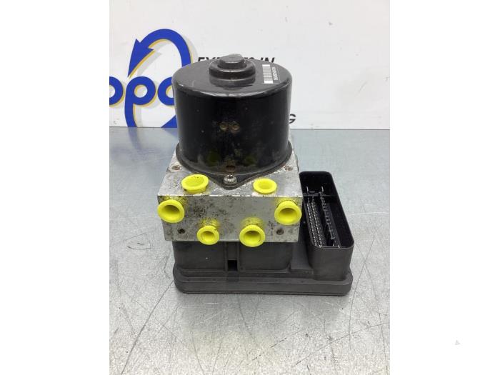 Begagnade ABS-pump Ford Focus 2 C+C 1.6 16V Pris € 102,00 Marginaltabell erbjuds av Gebr Opdam B.V.