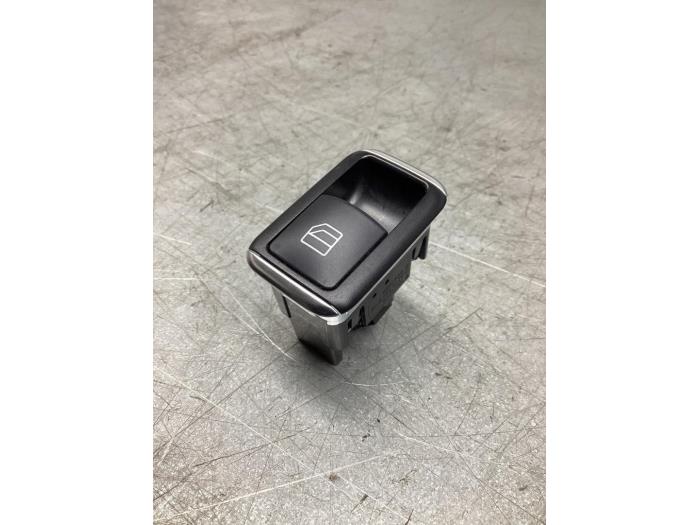 Usados Interruptor de ventanilla eléctrica Mercedes B (W246/W242) 1.5 B-180 CDI,d 16V Precio € 8,00 Norma de margen ofrecido por Gebr Opdam B.V.