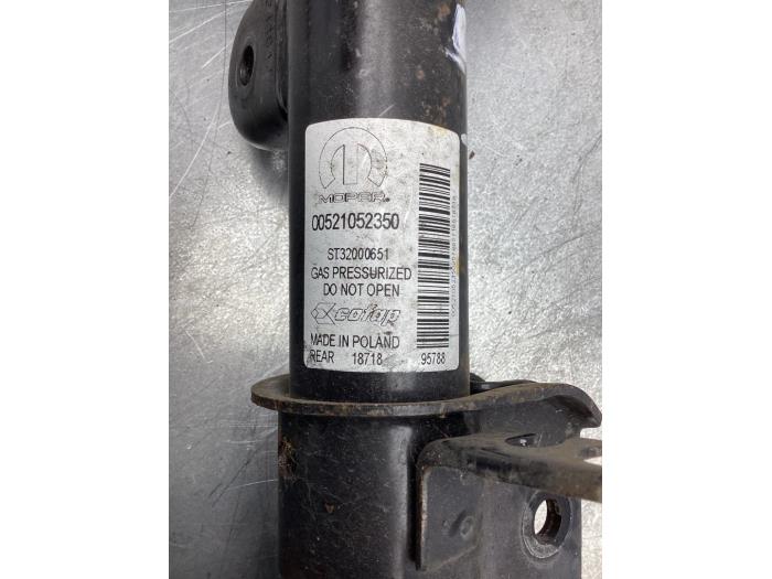 Rear shock absorber rod, left from a Fiat 500X (334) 1.0 FireFly Turbo 120 12V 2019