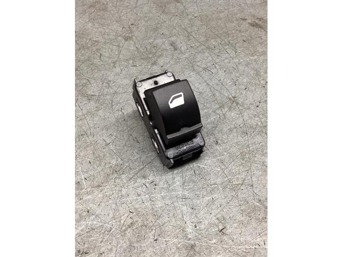 Usados Interruptor de ventanilla eléctrica Peugeot 308 SW (L4/L9/LC/LJ/LR) 1.6 BlueHDi 120 Precio € 26,00 Norma de margen ofrecido por Gebr Opdam B.V.