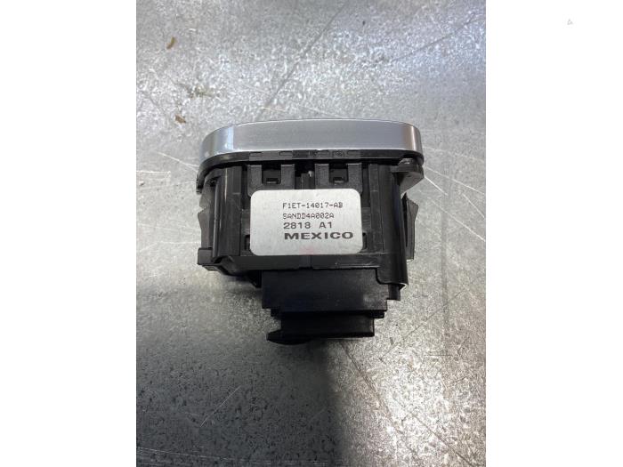 Central locking switch from a Ford Fiesta 7 1.1 Ti-VCT 12V 85 2018
