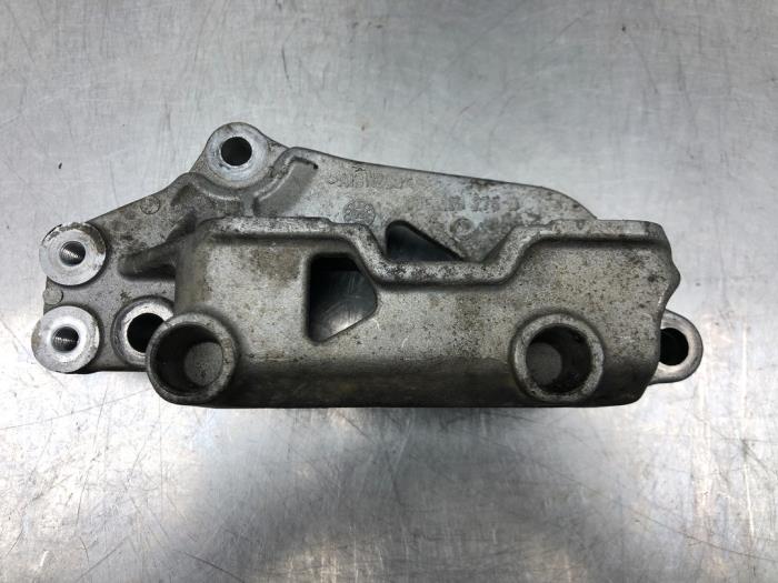 Usagé Support moteur Volkswagen Touran (1T3) 1.2 TSI Prix € 21,00 Règlement à la marge proposé par Gebr Opdam B.V.