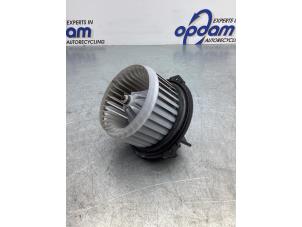 Usagé Moteur de ventilation chauffage Nissan Pixo (D31S) 1.0 12V Prix € 35,00 Règlement à la marge proposé par Gebr Opdam B.V.