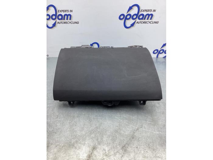Begagnade Handskfack Volvo XC90 II 2.0 T8 16V Twin Engine AWD Pris € 42,00 Marginaltabell erbjuds av Gebr Opdam B.V.