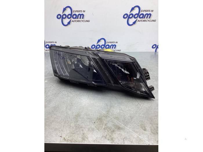 Headlights, right with part number 5E1941016 stock