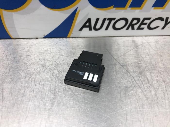 Begagnade Utetemperatursensor Opel Karl 1.0 12V Pris € 30,00 Marginaltabell erbjuds av Gebr Opdam B.V.