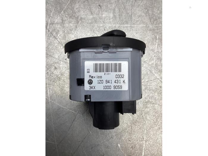 Licht Schalter van een Skoda Octavia Combi (1Z5) 1.4 TSI 16V 2012