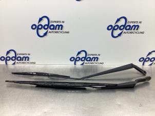 Used Front wiper arm Peugeot 206+ (2L/M) 1.4 XS Price € 25,00 Margin scheme offered by Gebr Opdam B.V.