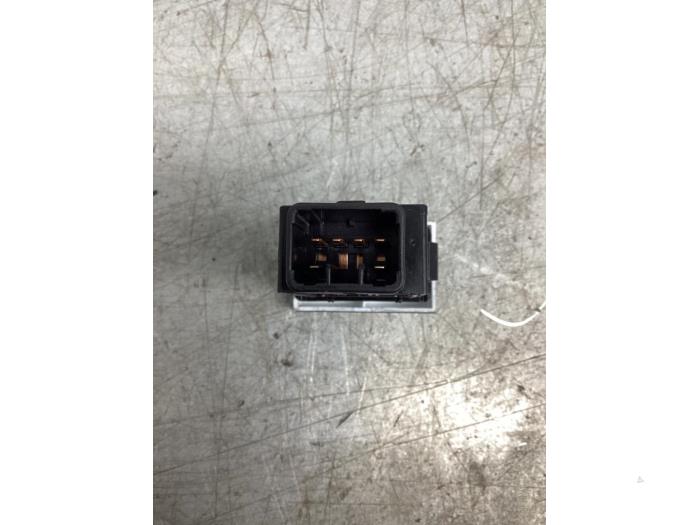Interruptor ESP de un Hyundai i20 1.2i 16V 2012