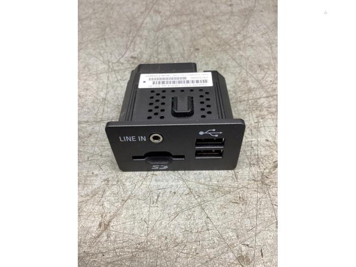 Conexión AUX-USB de un Ford C-Max (DXA) 1.5 TDCi 120 16V 2016
