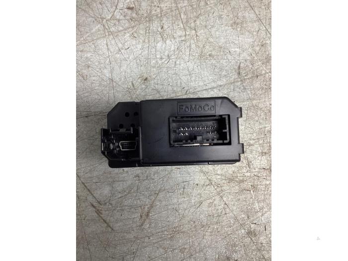Conexión AUX-USB de un Ford C-Max (DXA) 1.5 TDCi 120 16V 2016