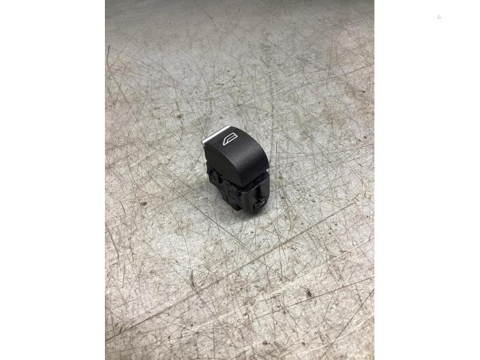 Usados Interruptor de ventanilla eléctrica Ford C-Max (DXA) 1.5 TDCi 120 16V Precio € 26,00 Norma de margen ofrecido por Gebr Opdam B.V.