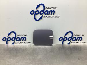 Usados Tapa de depósito Opel Agila (A) 1.2 16V Twin Port Precio € 25,00 Norma de margen ofrecido por Gebr Opdam B.V.