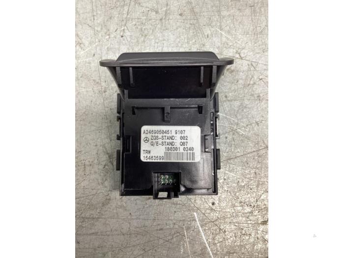Interruptor de freno de mano de un Mercedes-Benz A (W176) 1.5 A-180 CDI, A-180d 16V 2018