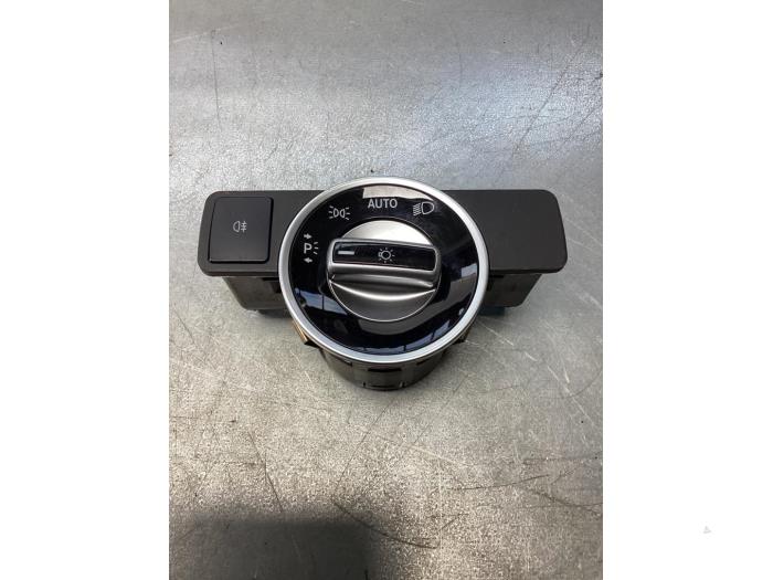 Usagé Commodo phare Mercedes A (W176) 1.5 A-180 CDI, A-180d 16V Prix € 17,00 Règlement à la marge proposé par Gebr Opdam B.V.