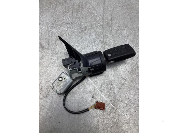 Ignition lock + key from a Peugeot 207 SW (WE/WU) 1.6 HDi 2012