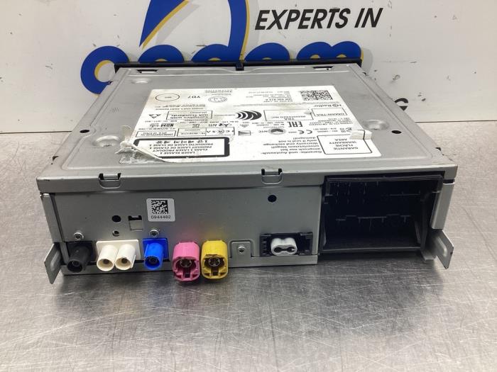 Multi-media control unit from a Skoda Fabia III Combi (NJ5) 1.2 TSI 16V Greentech 2015