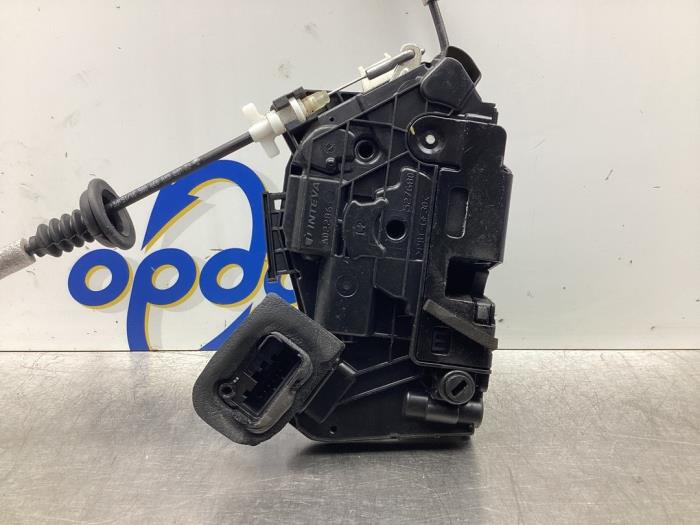 Rear door lock mechanism 4-door, left from a Skoda Fabia III Combi (NJ5) 1.2 TSI 16V Greentech 2015