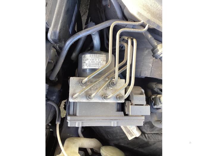 Używane Pompa ABS Mercedes C Combi (S203) 1.8 C-180K 16V Cena € 106,00 Procedura marży oferowane przez Gebr Opdam B.V.