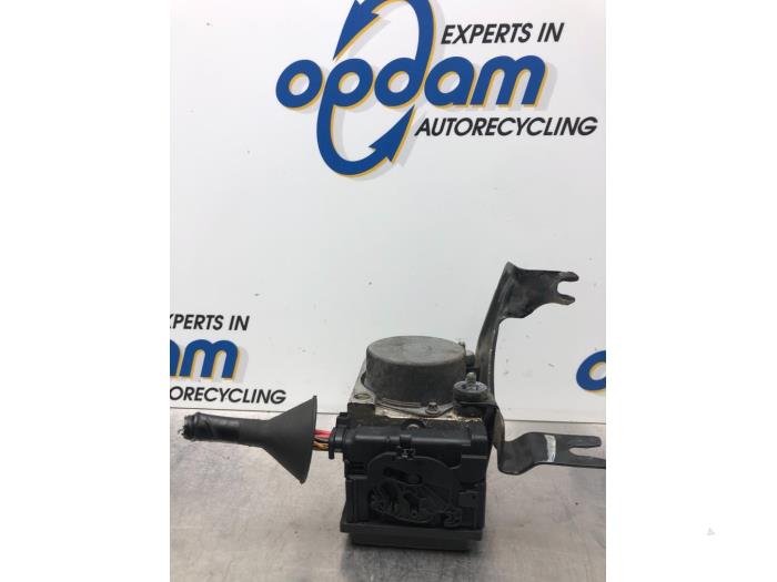Begagnade ABS-pump Renault Clio III (BR/CR) 1.2 16V 75 Pris € 85,00 Marginaltabell erbjuds av Gebr Opdam B.V.