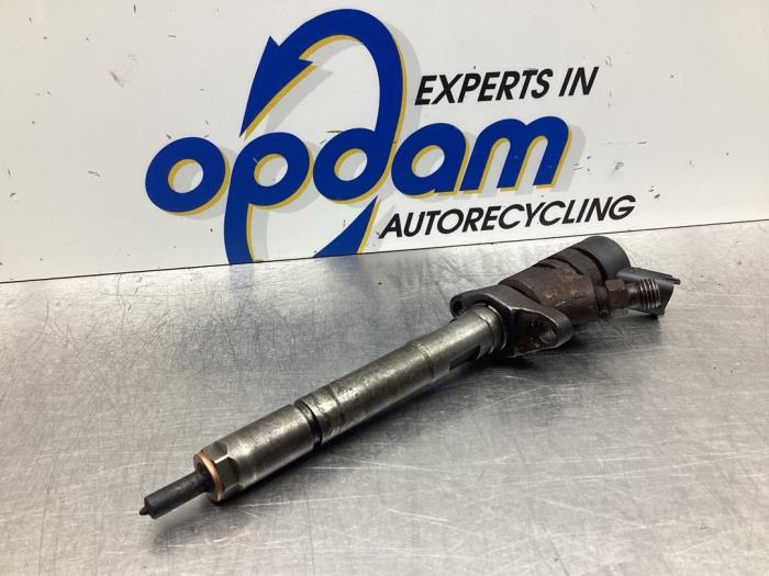 Injector (diesel) from a Ford Focus 2 Wagon 1.6 TDCi 16V 90 2009