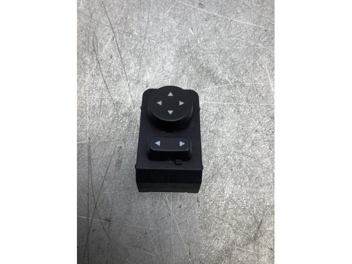 Używane Przelacznik lusterka Fiat Punto II (188) 1.3 JTD Multijet 16V Cena € 13,00 Procedura marży oferowane przez Gebr Opdam B.V.