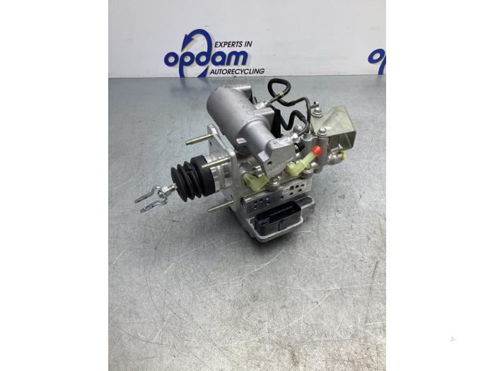 ABS pump from a Toyota Yaris III (P13) 1.5 16V Hybrid 2013