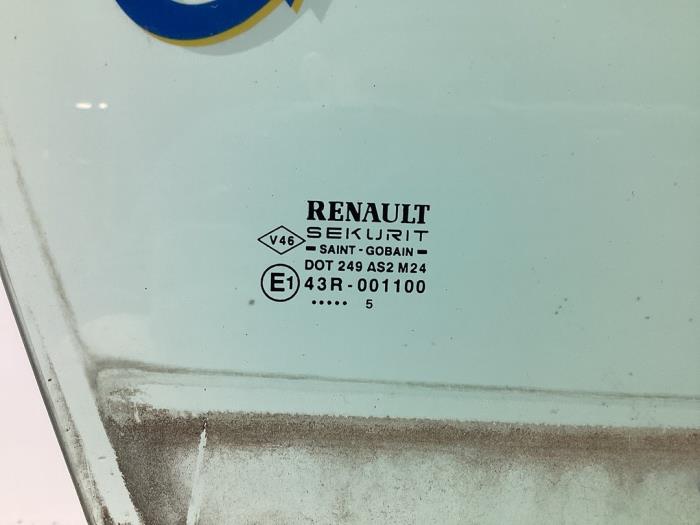 Szyba drzwi prawych przednich wersja 4-drzwiowa z Renault Megane II Grandtour (KM) 2.0 16V 2005