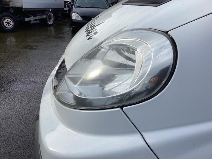 Headlight, left from a Renault Trafic New (FL) 2.5 dCi 16V 115 FAP 2009