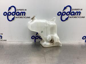 Used Front windscreen washer reservoir Smart Fortwo Coupé (451.3) 1.0 45 KW Price € 35,00 Margin scheme offered by Gebr Opdam B.V.