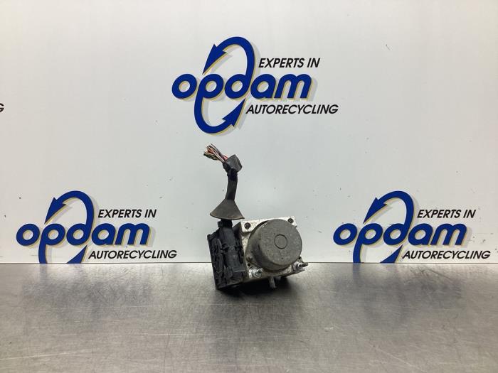 Begagnade ABS-pump Renault Clio III (BR/CR) 1.2 16V 75 Pris € 64,00 Marginaltabell erbjuds av Gebr Opdam B.V.
