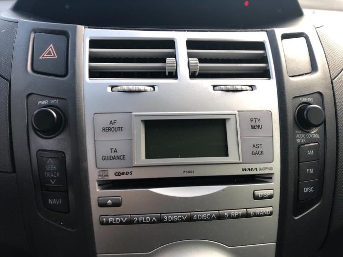 Radio z Toyota Yaris II (P9) 1.0 12V VVT-i 2006